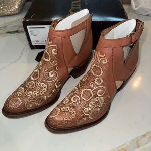 Cuadra brand women’s  Brown Ankle Booties